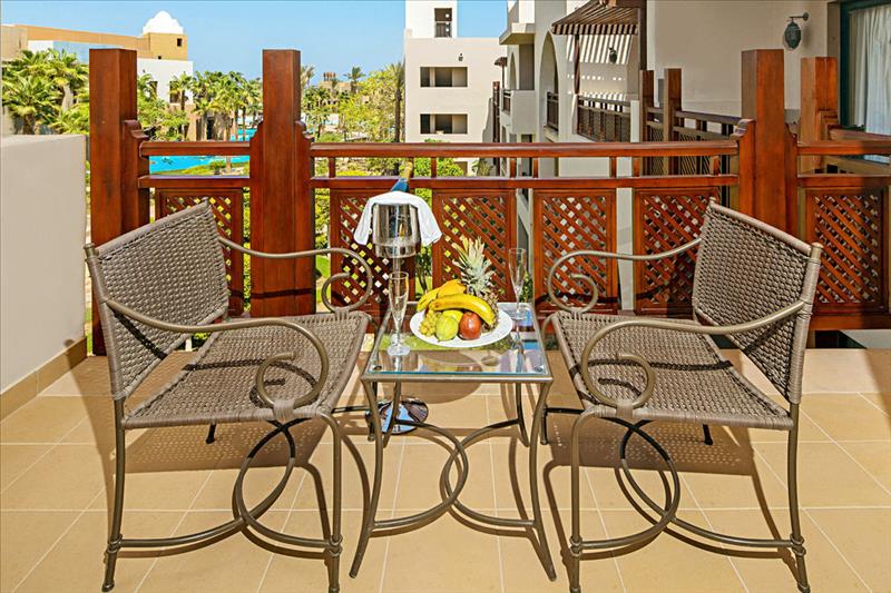 Crowne Plaza Sahara Oasis 11